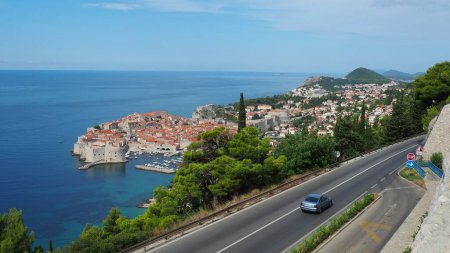 Foto de Tráfico por carretera cerca del casco antiguo de Dubrovnik en Croacia. Dubrovnik Ragusa es una ciudad en Croacia, el centro administrativo del condado de Dubrovnik-Neretva. Vista superior desde la plataforma de observación en la roca - Imagen libre de derechos