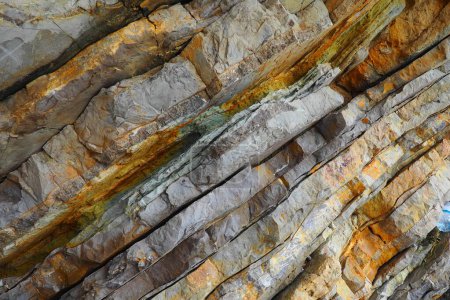 Foto de Flysch es una serie de rocas sedimentarias marinas que son predominantemente clásticas en origen y se caracterizan por la alternancia de varias capas litológicas. Balcanes Montenegro Herceg Novi Meljine - Imagen libre de derechos