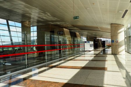 Téléchargez les photos : Ankara, Turkey, Esenboga Havalimani Airport, 01.18.2023 lobby or corridor at the airport for the transit of passengers who have passed screening. Airport interior. Glass windows and sunlight. Turkiye - en image libre de droit