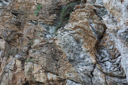 Téléchargez les photos : Flysch est une série de roches sédimentaires marines qui sont principalement d'origine clastique et se caractérisent par l'alternance de couches lithologiques. Balkans, Monténégro, Budva, Mogren beach. - en image libre de droit