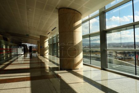 Téléchargez les photos : Ankara, Turkey, Esenboga Havalimani Airport, 01.18.2023 lobby or corridor at the airport for the transit of passengers who have passed screening. Airport interior. Glass windows and sunlight. Turkiye - en image libre de droit