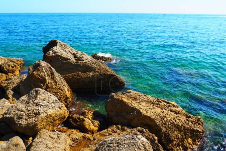 Foto de Flysch es una serie de rocas sedimentarias marinas que son predominantemente clásticas en origen y se caracterizan por la alternancia de capas litológicas. Balcanes, Montenegro, Budva, playa de Mogren. El mar. - Imagen libre de derechos