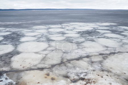 Eisdrift im Frühling auf dem Onega-See in Karelien. Gefährlich dünnes Frühlingseis im April. Ansammlungen feinkristalliner Körner. Eröffnung kleiner Seen, Teiche und Stauseen. Zerbrochene Eisschollen.