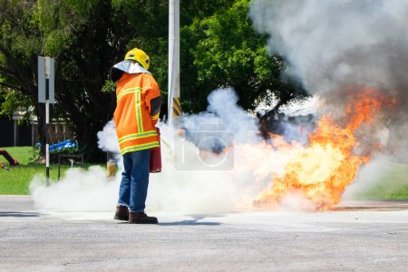 Téléchargez les photos : Formation des pompiers, formation des instructeurs sur l'utilisation d'un extincteur pour combattre le sapin - en image libre de droit