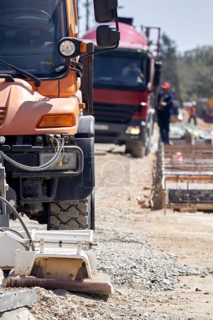 Téléchargez les photos : Machines de construction lourde et camion à l'extérieur pour la reconstruction des lieux publics. - en image libre de droit