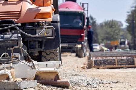 Téléchargez les photos : Machines de construction lourde et camion à l'extérieur pour la reconstruction des lieux publics. - en image libre de droit