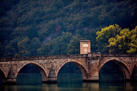 Téléchargez les photos : Pont sur la Drina, célèbre architecture ottomane historique à Visegrad, Bosnie-Herzégovine. - en image libre de droit