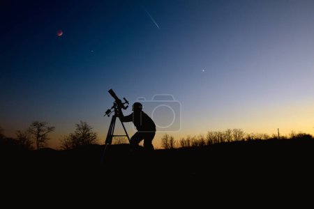 Téléchargez les photos : Astronomical telescope and equipment for observing stars, Milky way, Moon and planets. - en image libre de droit