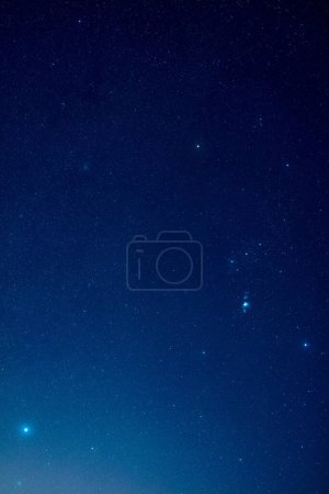 Foto de Constelación de Orión y Sirio, la estrella observable más brillante de la Tierra, fotografiada con lente de gran angular. - Imagen libre de derechos