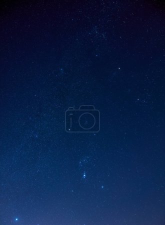 Foto de Constelación de Orión, Sirio, Marte y varios cúmulos estelares fotografiados con lente gran angular. - Imagen libre de derechos