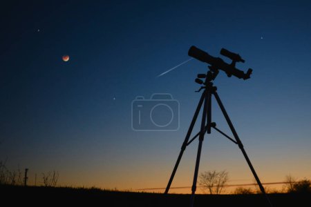 Téléchargez les photos : Télescope astronomique pour l'observation des étoiles, des planètes, de la lune et d'autres objets spatiaux. - en image libre de droit