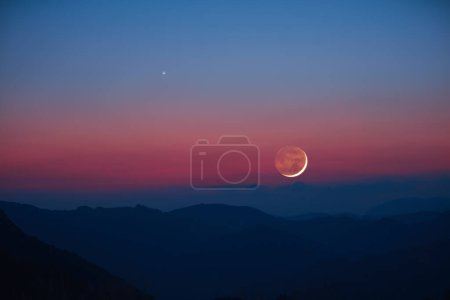 Luna creciente, conjunción de planetas y siluetas de paisajes.