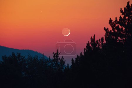 Croissant Lune, conjonction planète et paysages silhouettes.
