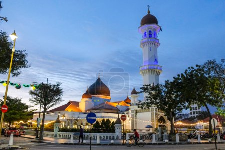 Téléchargez les photos : George Town, Malaisie - Novembre 2022 : Vues de la mosquée Kapitan Keling à George Town le 16 novembre 2022 à Penang, Malaisie - en image libre de droit