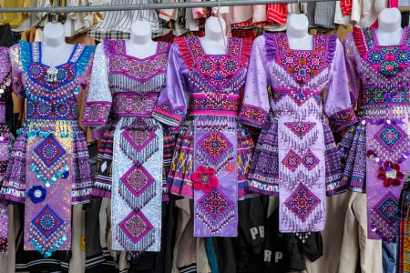Téléchargez les photos : Can Cau, Vietnam - 17 décembre 2022 : Un vendeur de vêtements sur le marché de Can Cau dans la province de Lao Cai, Vietnam. - en image libre de droit