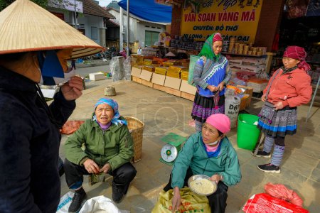 Téléchargez les photos : Bac Ha, Vietnam - décembre 18, 2022 : Femmes vendant du riz sur le marché de Bac Ha au Vietnam. - en image libre de droit