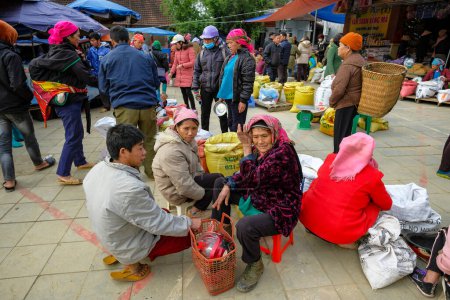 Téléchargez les photos : Bac Ha, Vietnam - décembre 18, 2022 : Femmes vendant du riz sur le marché de Bac Ha au Vietnam. - en image libre de droit