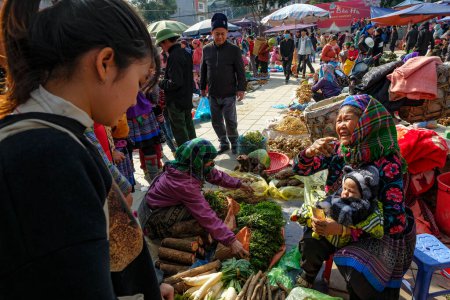Foto de Bac Ha, Vietnam - 18 de diciembre de 2022: Mujeres vendiendo verduras en el mercado de Bac Ha en Vietnam. - Imagen libre de derechos