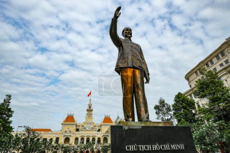 Téléchargez les photos : Ho Chi Minh Ville, Vietnam - 2 janvier 2023 : Statue de Ho Chi Minh devant le bâtiment du Comité des Peuples à Ho Chi Minh, Vietnam. - en image libre de droit