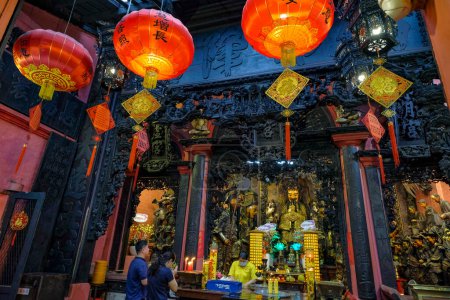 Téléchargez les photos : Ho Chi Minh City, Vietnam - January 5, 2023: Views of the Jade Emperor Pagoda in Ho Chi Minh City, Vietnam. - en image libre de droit