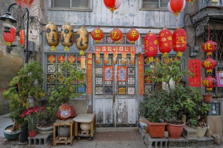 Téléchargez les photos : Tainan, Taiwan - 4 février 2023 : Vues de la rue Shennong à Tainan ornée de lanternes., Taiwan. - en image libre de droit