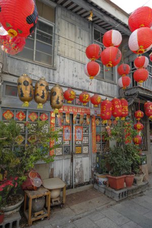 Téléchargez les photos : Tainan, Taiwan - 4 février 2023 : Vues de la rue Shennong à Tainan ornée de lanternes., Taiwan. - en image libre de droit