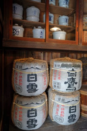 Foto de Tokio, Japón - 3 de marzo de 2023: Barriles de sake en el anexo del Museo Shitamachi, antigua licorería Yoshidaya, en Tokio, Japón. - Imagen libre de derechos