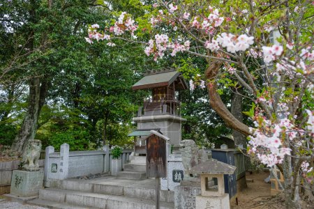 Téléchargez les photos : Kurashiki, Japon - 5 avril 2023 : Le sanctuaire Achi est un sanctuaire shinto situé à Kurashiki, au Japon. - en image libre de droit