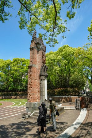 Téléchargez les photos : Nagasaki, Japon - 23 avril 2023 : Ruines de la cathédrale Urakami dans le parc de la paix de Nagasaki, Japon. - en image libre de droit
