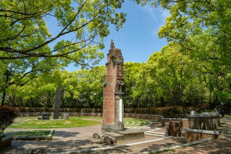 Téléchargez les photos : Nagasaki, Japon - 23 avril 2023 : Ruines de la cathédrale Urakami dans le parc de la paix de Nagasaki, Japon. - en image libre de droit