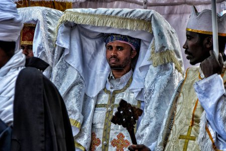 Téléchargez les photos : Gondar, Éthiopie - 18 janvier 2018 : Les prêtres orthodoxes portent un tabou, un modèle de l'arche d'alliance, lors d'une procession pour le festival annuel Timka à Gondar, en Éthiopie. - en image libre de droit