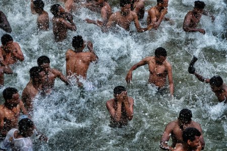Téléchargez les photos : Gondar, Éthiopie - 19 janvier 2018 : Pèlerins se baignant dans les eaux saintes des bains de Fasilides lors du festival annuel Timkat à Gondar, en Éthiopie. - en image libre de droit
