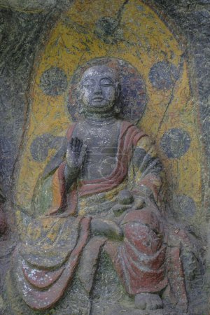 Foto de Usuki, Japón - 1 de mayo de 2023: Detalle de uno de los Budas de Piedra Usuki. Son un conjunto de esculturas talladas en roca durante el siglo XII en Usuki, Japón. - Imagen libre de derechos
