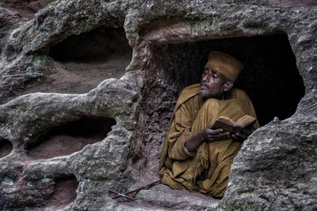 Téléchargez les photos : Lalibela, Éthiopie - 5 janvier 2018 : Un pèlerin qui prie à Lalibela après plusieurs jours de marche pour célébrer la Genna. Éthiopie. - en image libre de droit