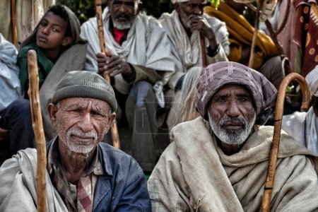 Téléchargez les photos : Lalibela, Éthiopie - 6 janvier 2018 : Des pèlerins se reposent après des jours de marche pour célébrer la Genna à Lalibela, en Éthiopie. - en image libre de droit