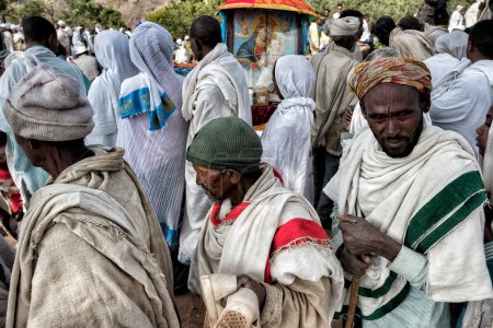 Téléchargez les photos : Lalibela, Éthiopie - 6 janvier 2018 : Pèlerins attendant d'entrer dans la Biete Giyorgis (église Saint-Georges) après des jours de marche pour célébrer la Genna à Lalibela, en Éthiopie. - en image libre de droit