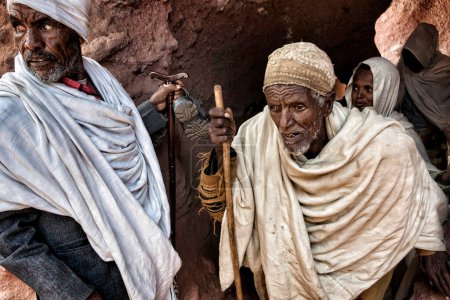 Téléchargez les photos : Lalibela, Éthiopie - 6 janvier 2018 : Pèlerins traversant l'un des tunnels qui relient les églises de Lalibela. Au cours des premiers jours de janvier, des milliers de pèlerins chrétiens orthodoxes éthiopiens se rendent dans la ville de Lalibela en Éthiopie. - en image libre de droit