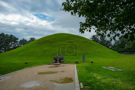 Foto de Gyeongju, Corea del Sur - 1 de junio de 2023: Daereungwon antigua tumba en Gyeongju, Corea del Sur. - Imagen libre de derechos