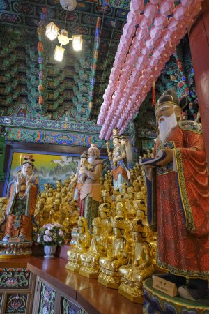 Téléchargez les photos : Yangyang, Corée du Sud - 16 juin 2023 : Détail du temple Naksansa, c'est un temple bouddhiste situé à Yangyang, Corée du Sud. - en image libre de droit