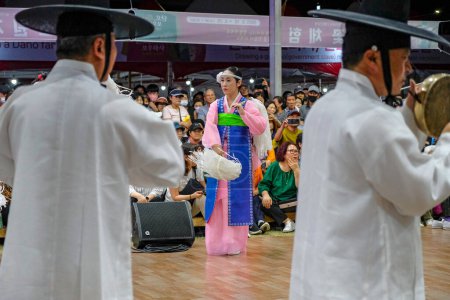 Foto de Gangneung, Corea del Sur - 21 de junio de 2023: Ritual chamánico en el Festival Gangneung Danoje en Corea del Sur. - Imagen libre de derechos