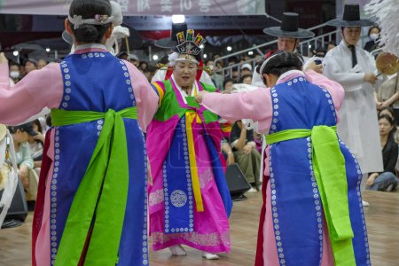 Foto de Gangneung, Corea del Sur - 21 de junio de 2023: Ritual chamánico en el Festival Gangneung Danoje en Corea del Sur. - Imagen libre de derechos