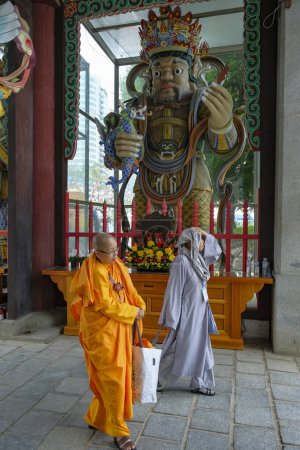 Foto de Seúl, Corea del Sur - 24 de junio de 2023: Monjes en el Templo de Bongeunsa en Seúl, Corea del Sur - Imagen libre de derechos