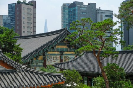 Foto de Seúl, Corea del Sur - 24 de junio de 2023: Templo Bongeunsa es un templo budista en Seúl, Corea del Sur - Imagen libre de derechos