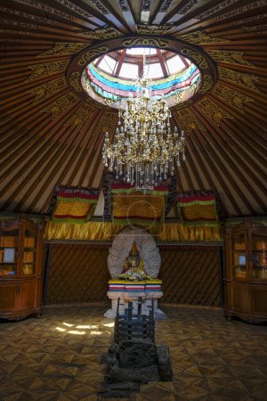 Foto de Erdenet, Mongolia - 18 de julio de 2023: Interior de una yurta en el Monasterio Amarbayasgalant en la provincia de Selenge, Erdenet, Mongolia. - Imagen libre de derechos