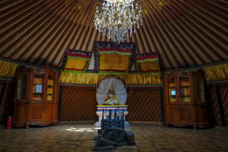 Foto de Erdenet, Mongolia - 18 de julio de 2023: Interior de una yurta en el Monasterio Amarbayasgalant en la provincia de Selenge, Erdenet, Mongolia. - Imagen libre de derechos