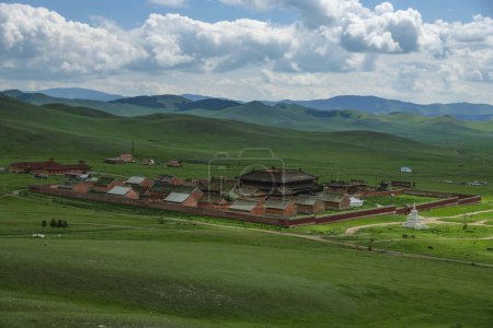 Foto de Erdenet, Mongolia - 18 de julio de 2023: Monasterio Amarbayasgalant, uno de los tres centros monásticos budistas más grandes de Mongolia, provincia de Selenge en Erdenet, Mongolia. - Imagen libre de derechos