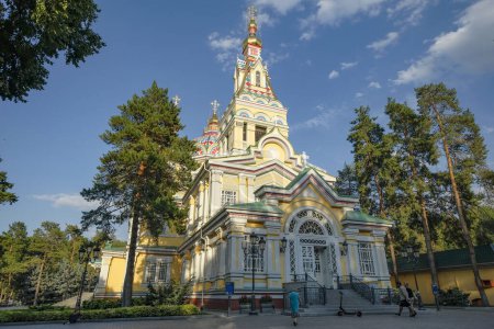 Téléchargez les photos : Almaty, Kazakhstan - 6 août 2023 : La cathédrale de l'Ascension est une cathédrale orthodoxe russe située à Almaty, au Kazakhstan. - en image libre de droit