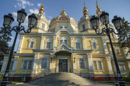 Téléchargez les photos : Almaty, Kazakhstan - 6 août 2023 : La cathédrale de l'Ascension est une cathédrale orthodoxe russe située à Almaty, au Kazakhstan. - en image libre de droit