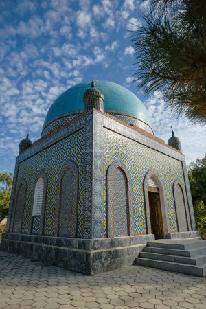 Foto de Rishton, Uzbekistán - 22 de octubre de 2023: Mausoleo Roshidoni en Rishton en el Valle de Fergana, Uzbekistán. - Imagen libre de derechos
