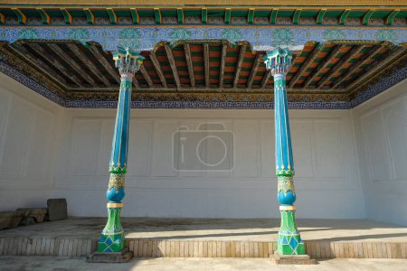 Téléchargez les photos : Kokand, Ouzbékistan - 24 octobre 2023 : Détail de l'intérieur du palais Khudayar Khan à Kokand dans la vallée de Fergana, Ouzbékistan. - en image libre de droit